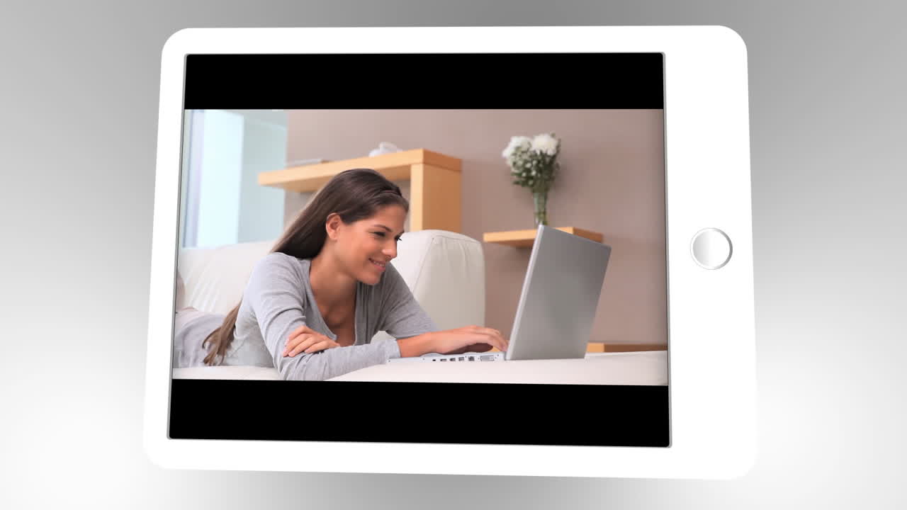 mano usando la pantalla de la tableta para presionar reproducir la gente relajándose clip