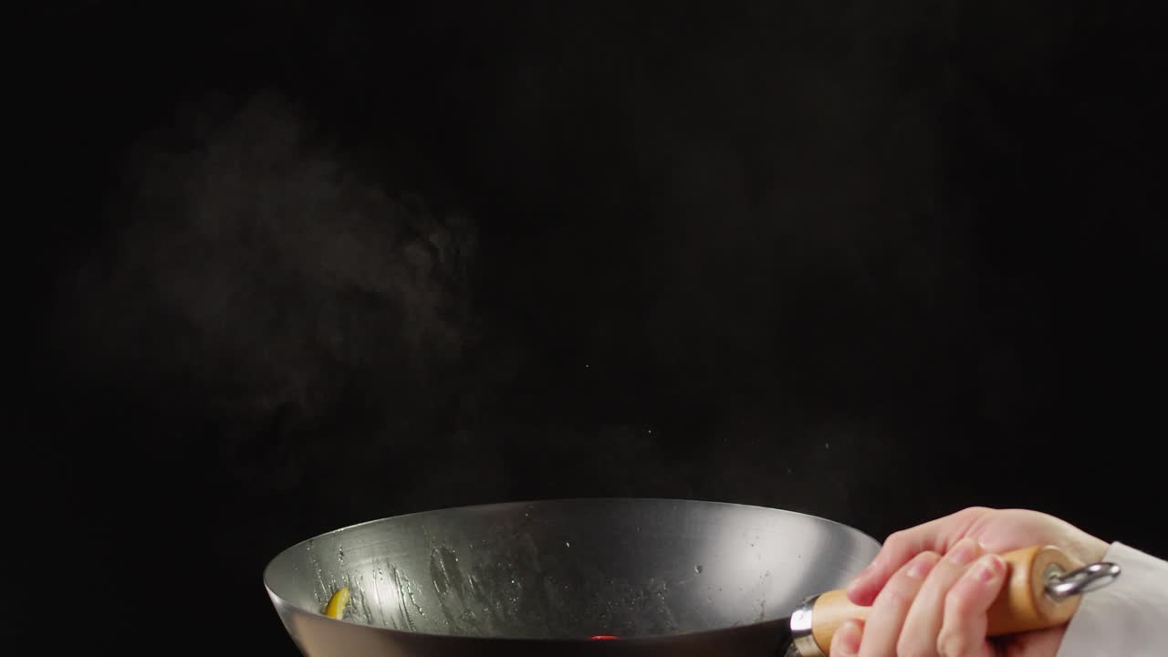 Cucinare peperoni colorati in un wok