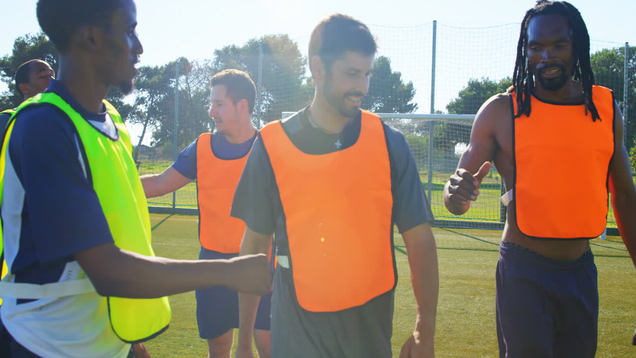 jugadores de fútbol saludándose unos a otros 4k