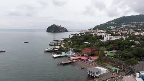 Complejo-Hotelero-Con-Cancha-De-Tenis-En-La-Isla-Ischia,-Famoso-Castillo-Rocoso-Aragonés