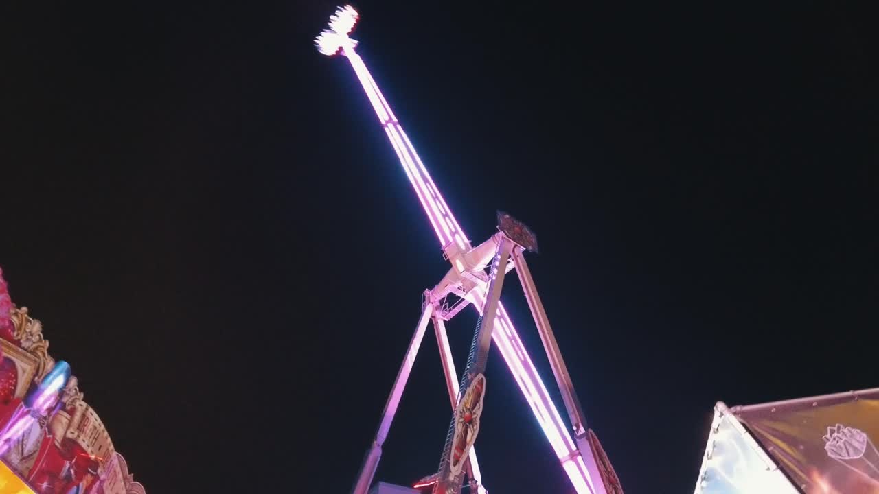 커다란 팔을 휘두르는 주위에 놀이 공원 매력