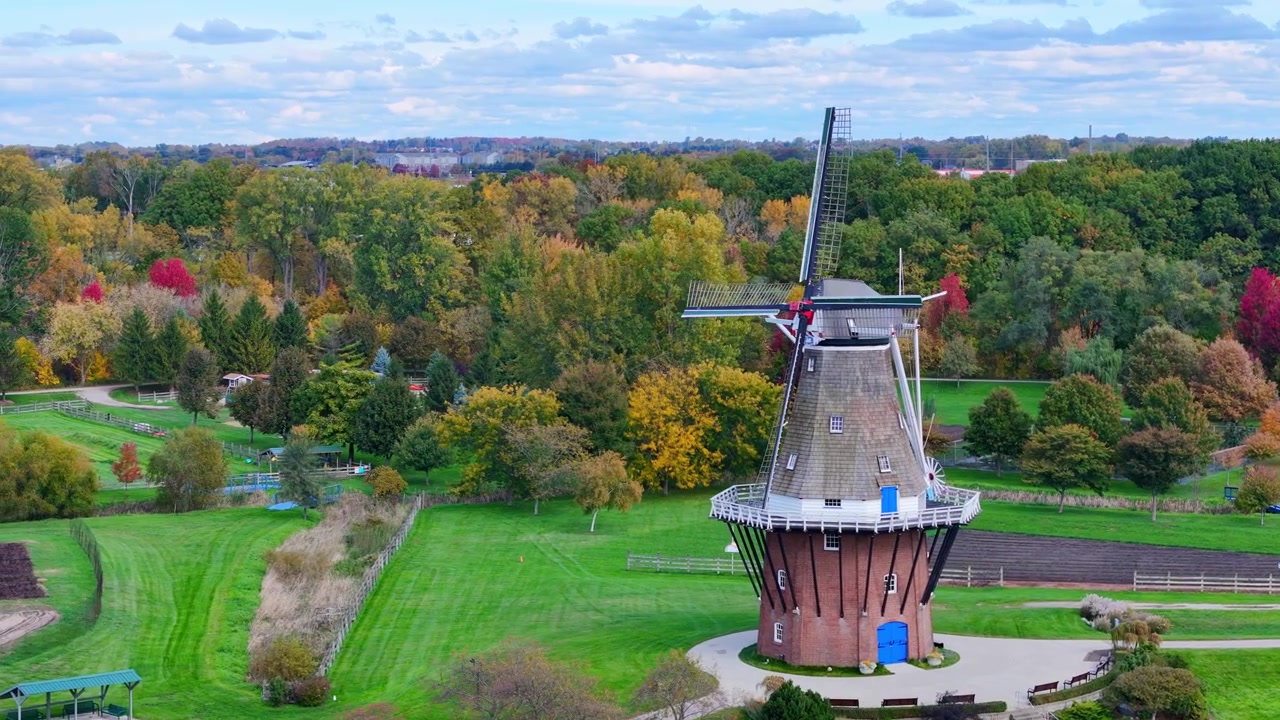 Pemandangan udara kincir angin bersejarah De Zwaan di Holland, Michigan, pada hari musim gugur yang cerah.