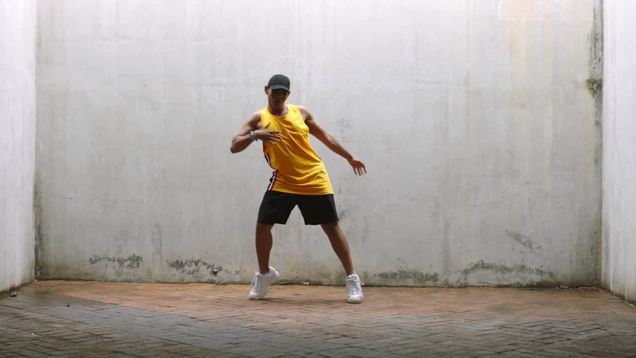 Ballerino hip hop che balla con energia a ritmo di musica