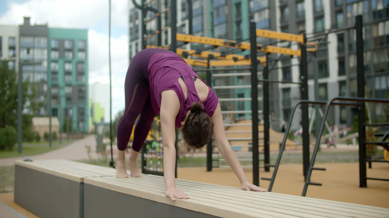 야외 에서 요가 를 연습 하는 여자