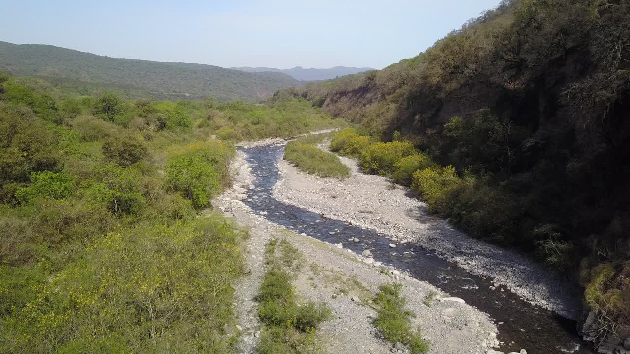 hermoso paisaje en la selva montañosa en el noroeste de argentina