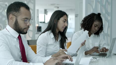 grupo de jóvenes empresarios