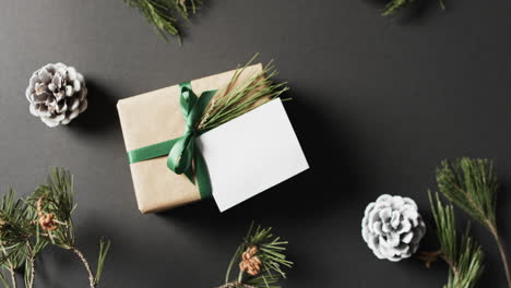 video de decoraciones de navidad y regalo con tarjeta blanca con espacio de copia en fondo negro