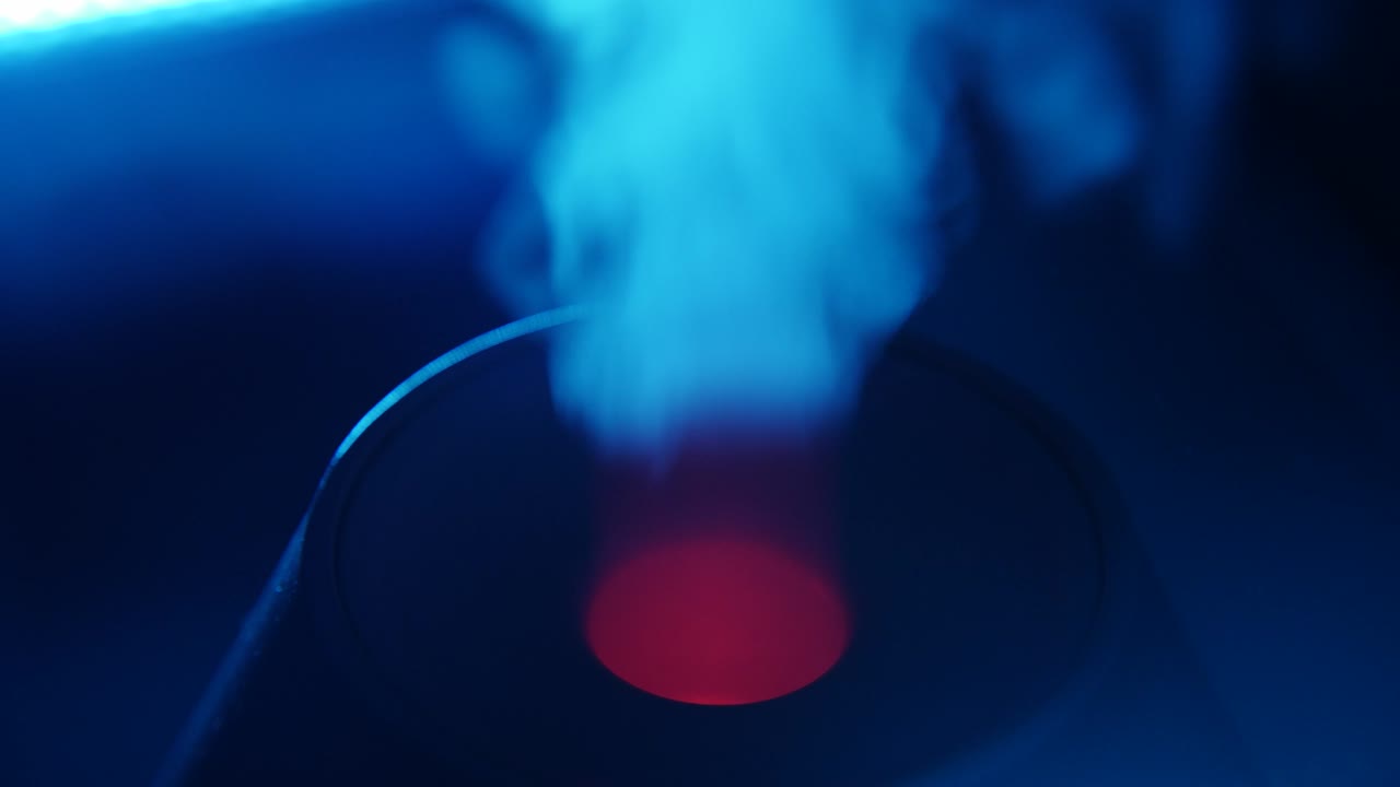 중간에 빨간색 원형 불빛이 있는 습기화기