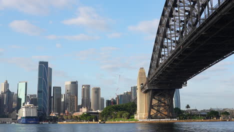 Un-Gran-Crucero-Atracado-En-El-Muelle-Circular-Al-Lado-Del-Puente-Del-Puerto-De-Sydney-En-Australia