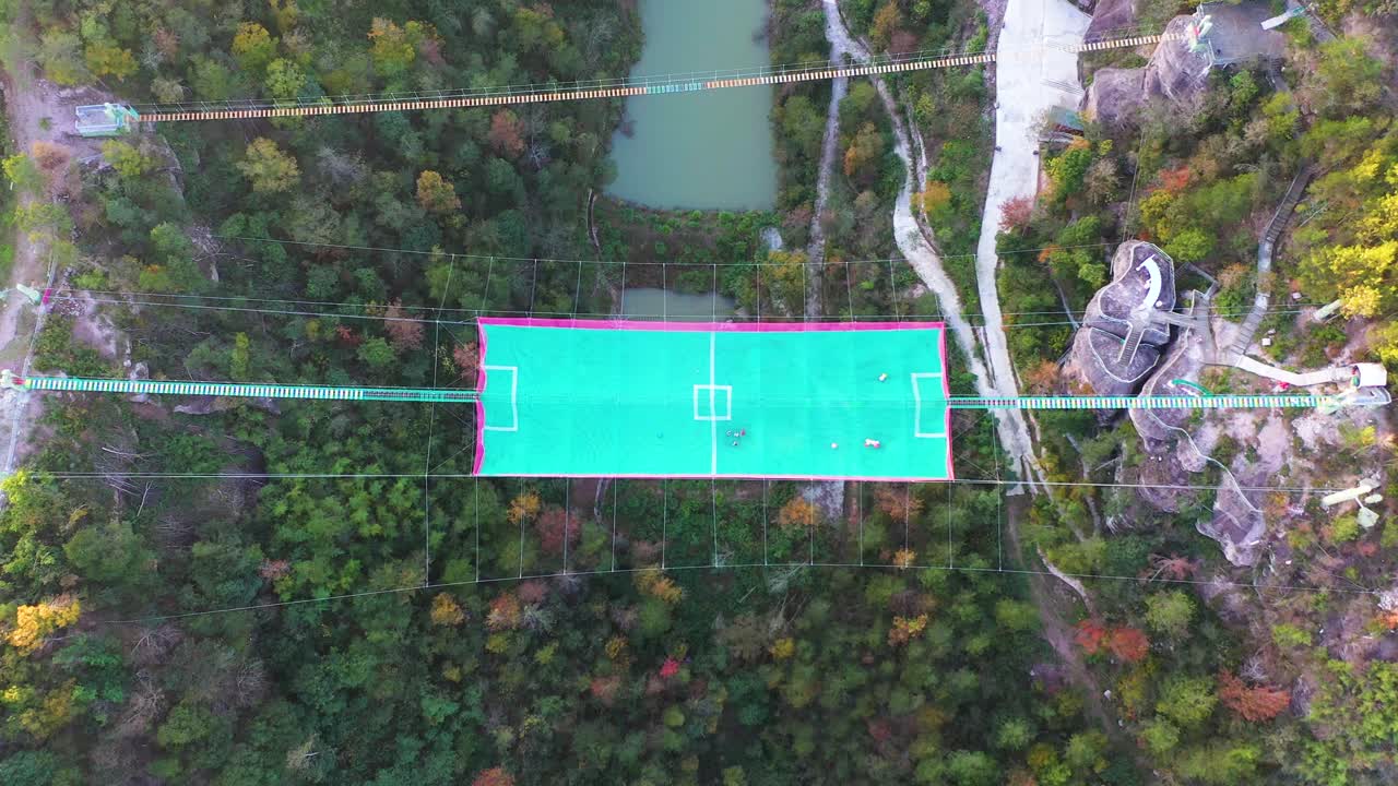 vista aérea de arriba hacia abajo de un campo de fútbol suspendido sobre un cañón cerca de la aldea de xiuyan, provincia de zhejiang, china.