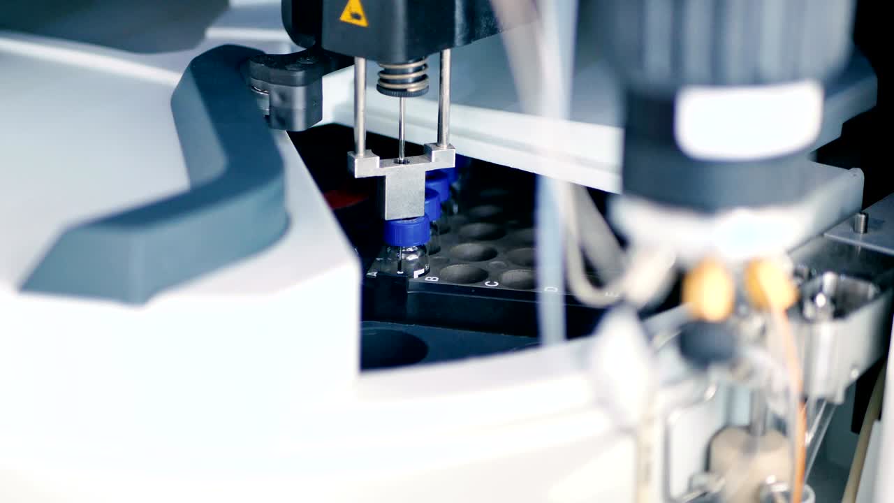 el dispositivo con la aguja hace los frascos de la valla.