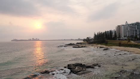 Hora-Dorada-En-La-Playa-De-Mooloolaba-Con-Edificios-A-La-Orilla-Del-Mar-En-Qld,-Australia