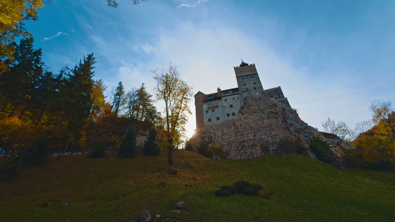 Castello del famoso Conte Dracula sulla collina tra gli alberi colorati. Vista dal basso. Autunno in Romania