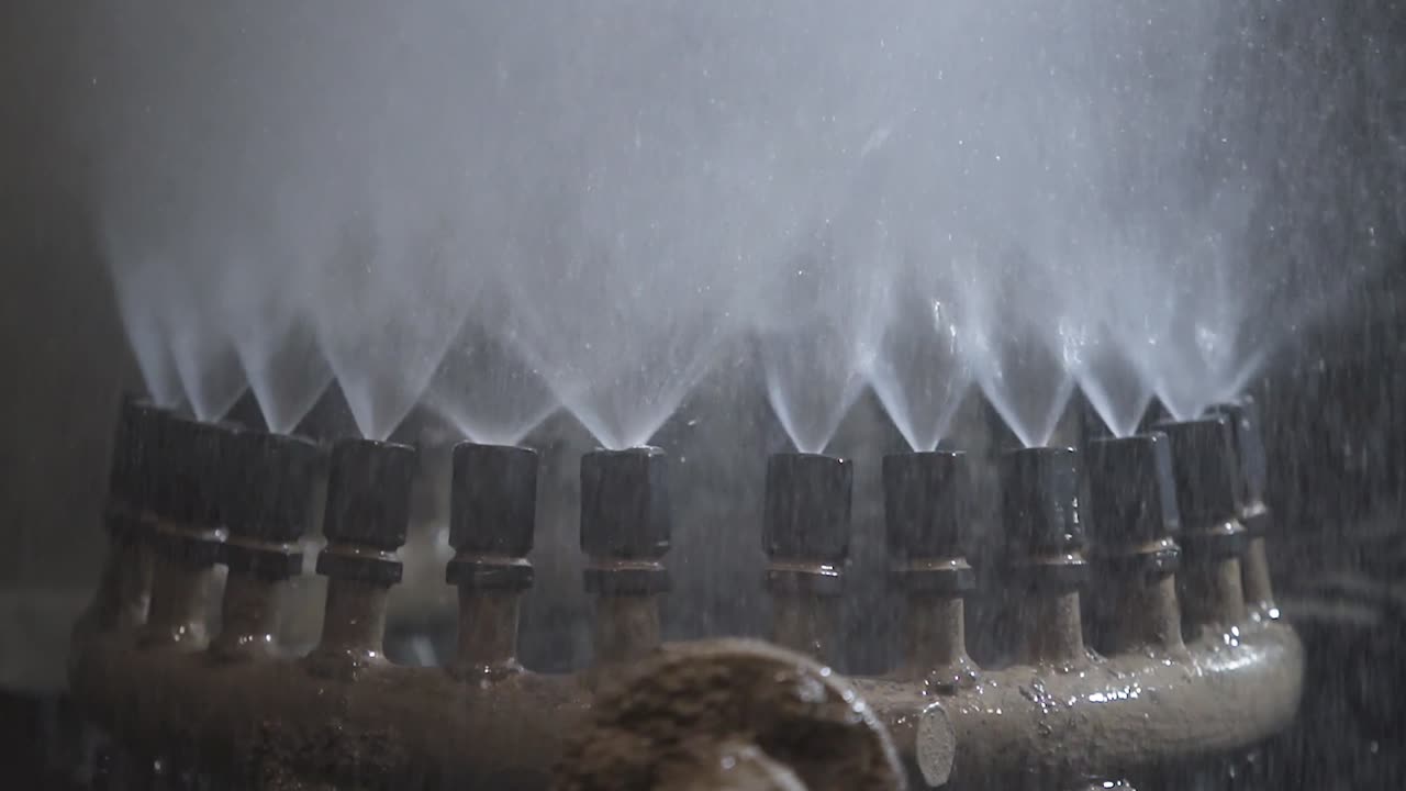 물 스프레이로 산업용 청소 과정