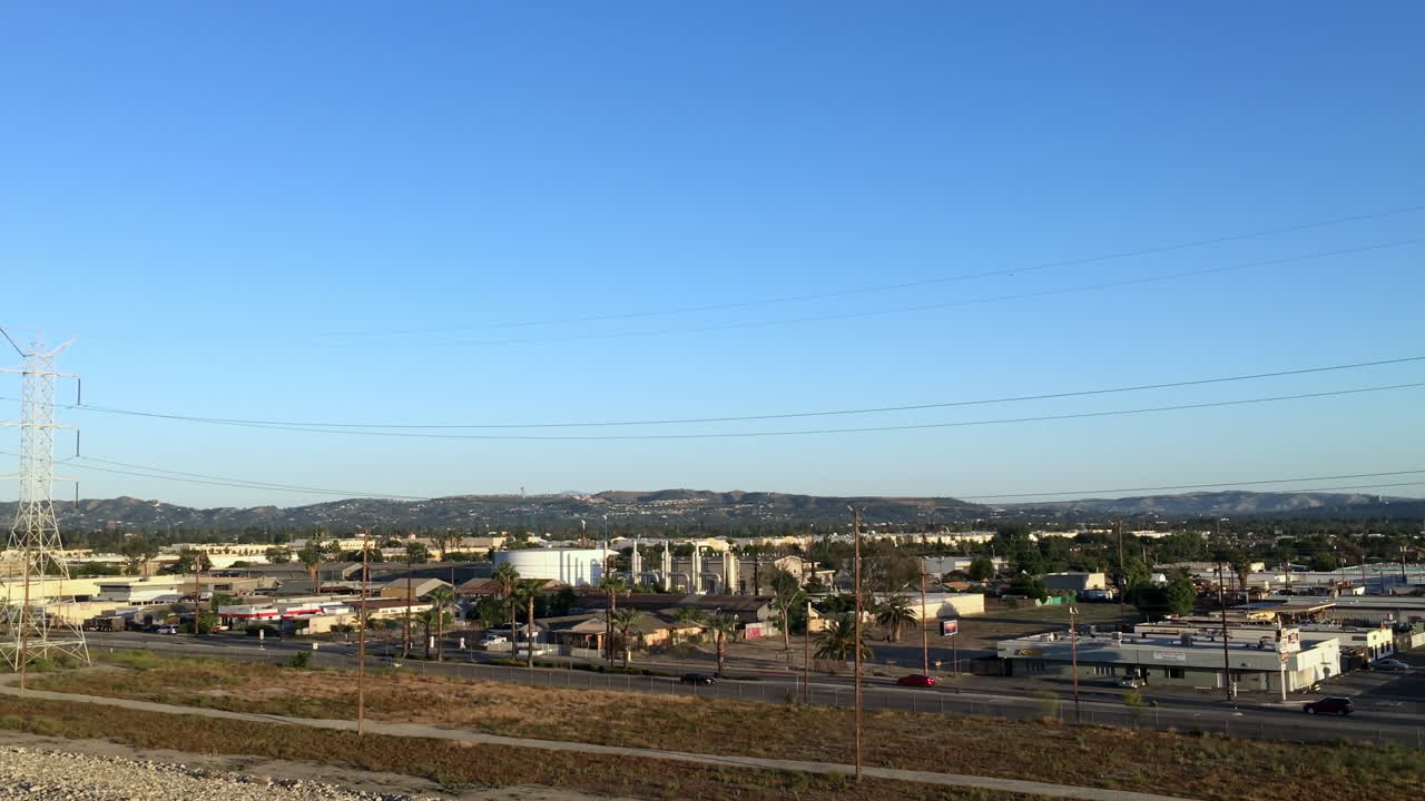 horizonte de la zona industrial y comercial de irwindale, california, con carreteras y líneas de transmisión.
