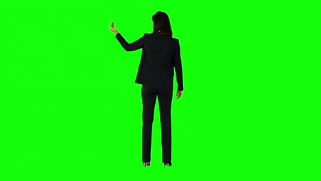 mujer de negocios usando algo con sus manos