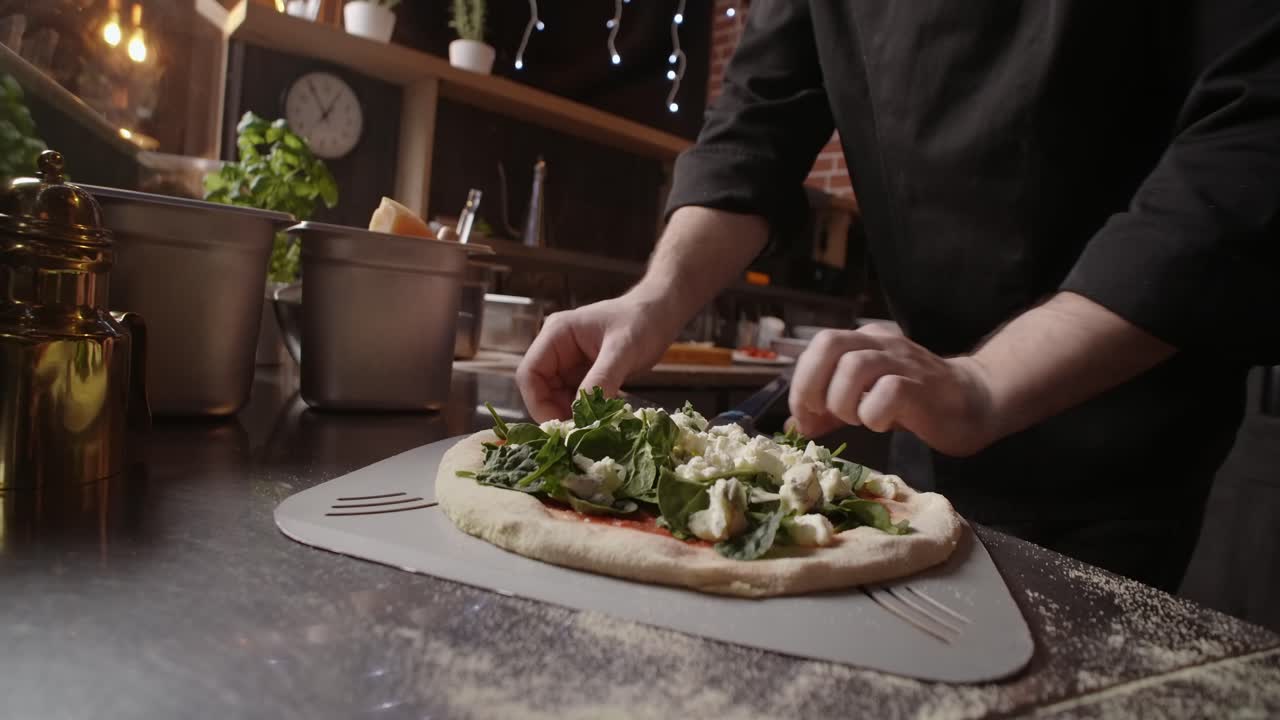 el chef está preparando una deliciosa pizza.