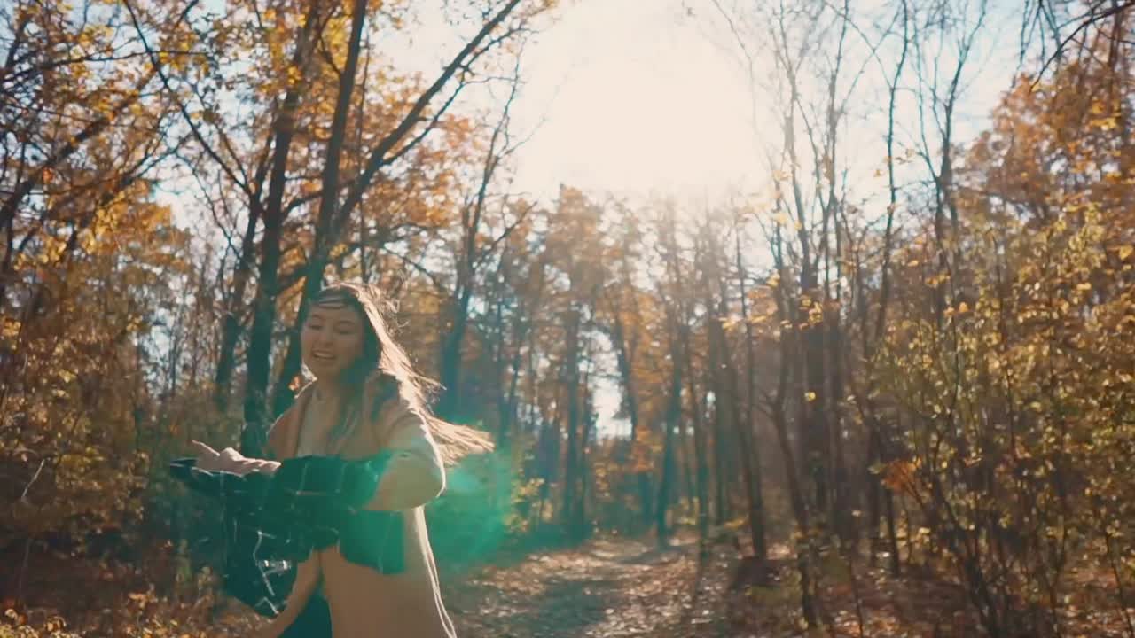 mujer disfrutando de un hermoso día de otoño en el bosque