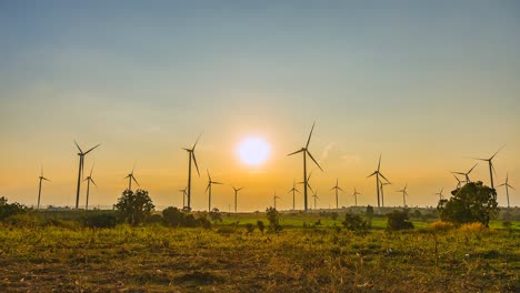 4k, vista en lapso de tiempo de las turbinas eólicas y el sol