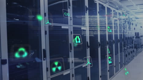 animación de iconos y lenguaje informático con luces de lente sobre bastidores de servidores de datos en la sala de servidores