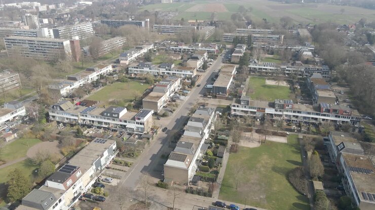 Veduta aerea di un tranquillo quartiere residenziale con piccoli parchi verdi