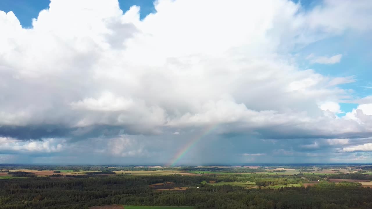 el arco iris sobre el campo de cultivo con trigo floreciente, durante la primavera, vista aérea bajo nubes pesadas antes de la tormenta-5