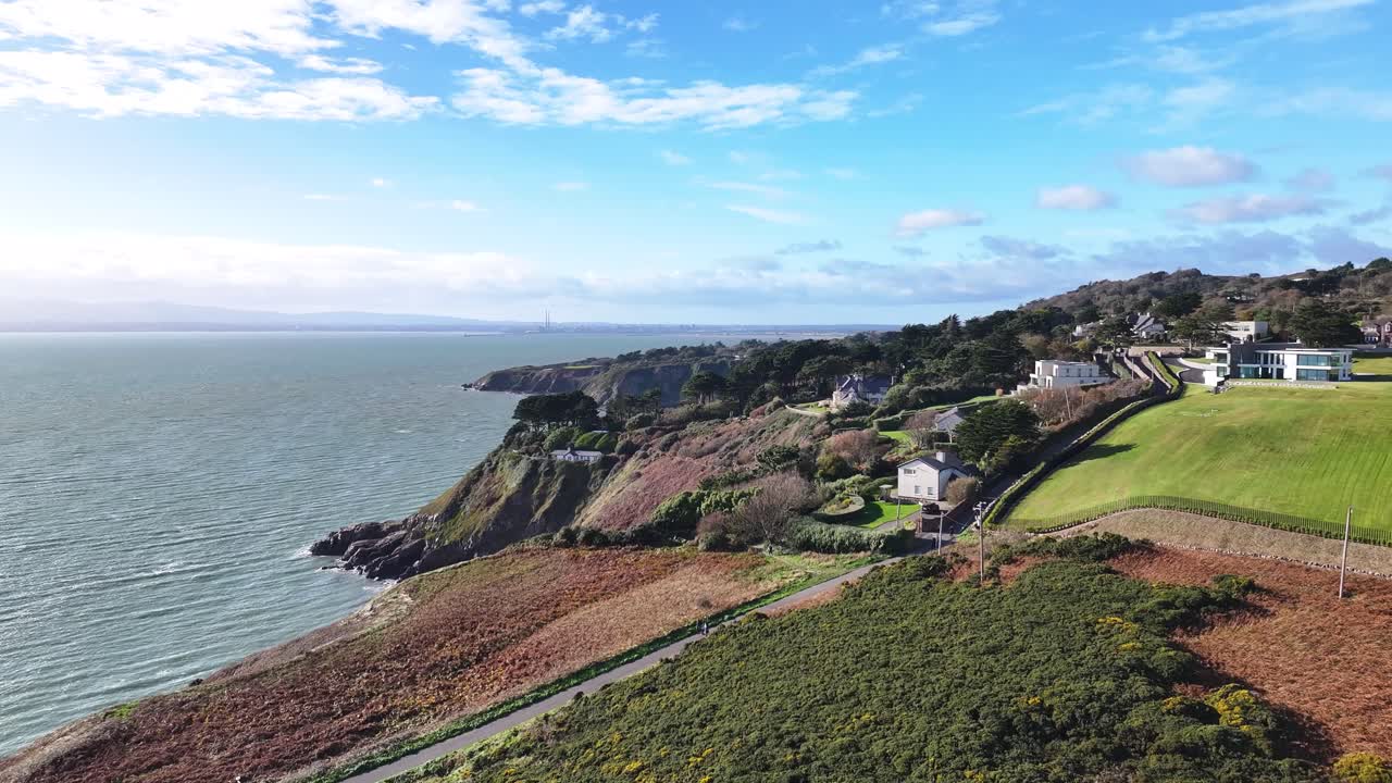 Howth Cliffs, smuk solskinsdag. Luftdrone over populær rejsedestination. Irlands naturskønne natur