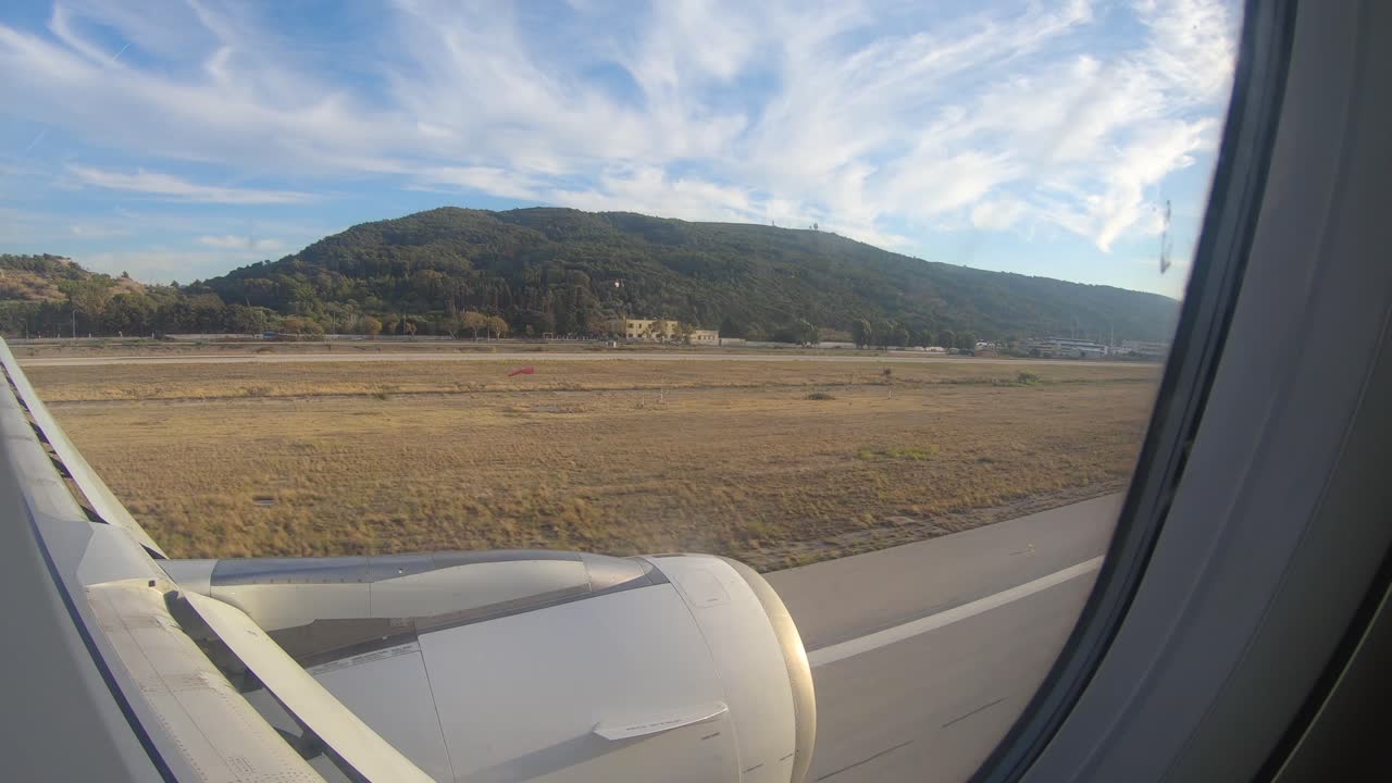 mirando por la ventana de un avión, mientras aterrizaba en el aeropuerto de rodas, grecia