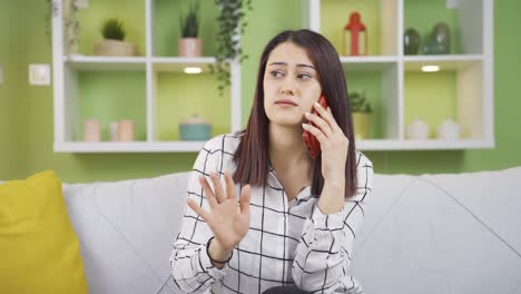 mujer joven cancelando una cita por teléfono.