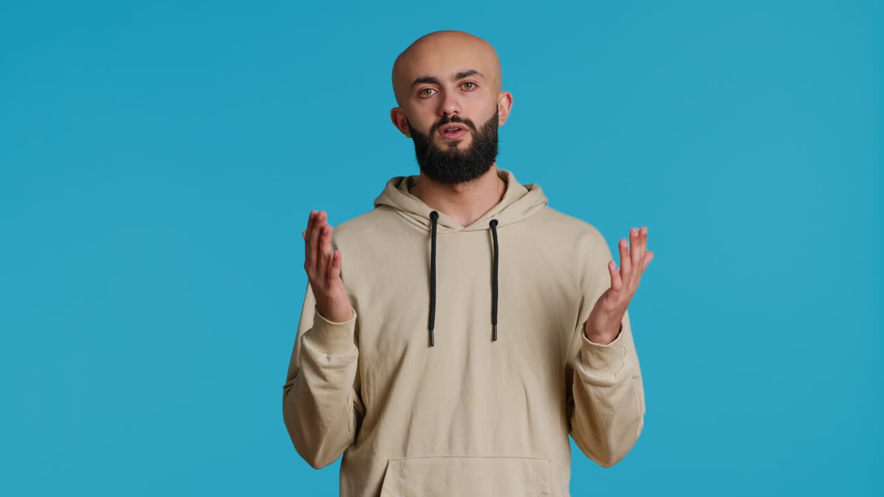 persona musulmana que presenta su creencia en alá orando