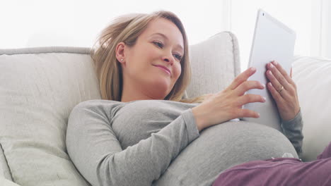 Entspannen-Sie-Sich,-Schwanger-Oder-Eine-Frau-Auf-Dem-Sofa-Auf-Dem-Tablet