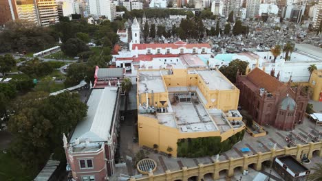 Toma-De-órbita-Aérea-Del-Centro-Cultural-Recoleta-Y-Cementerio-En-El-Fondo