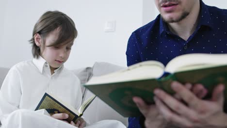 padre y hijo musulmanes leyendo del corán