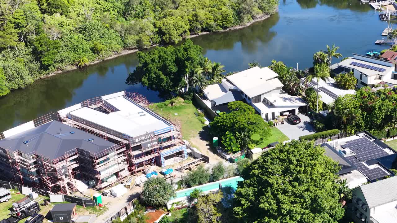 Imagens de drone capturam construção residencial de luxo ao longo de um canal panorâmico na Gold Coast, Austrália