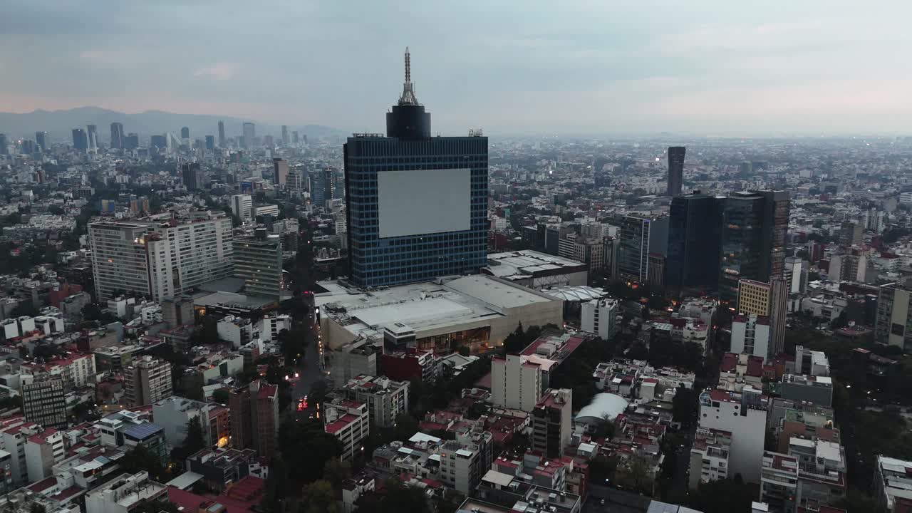 Drone captures iconic CDMX World Trade Center on video
