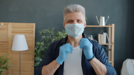 hombre con una máscara facial