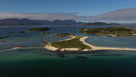 entrada increíble rodeada por una playa de arena blanca en el ártico de noruega