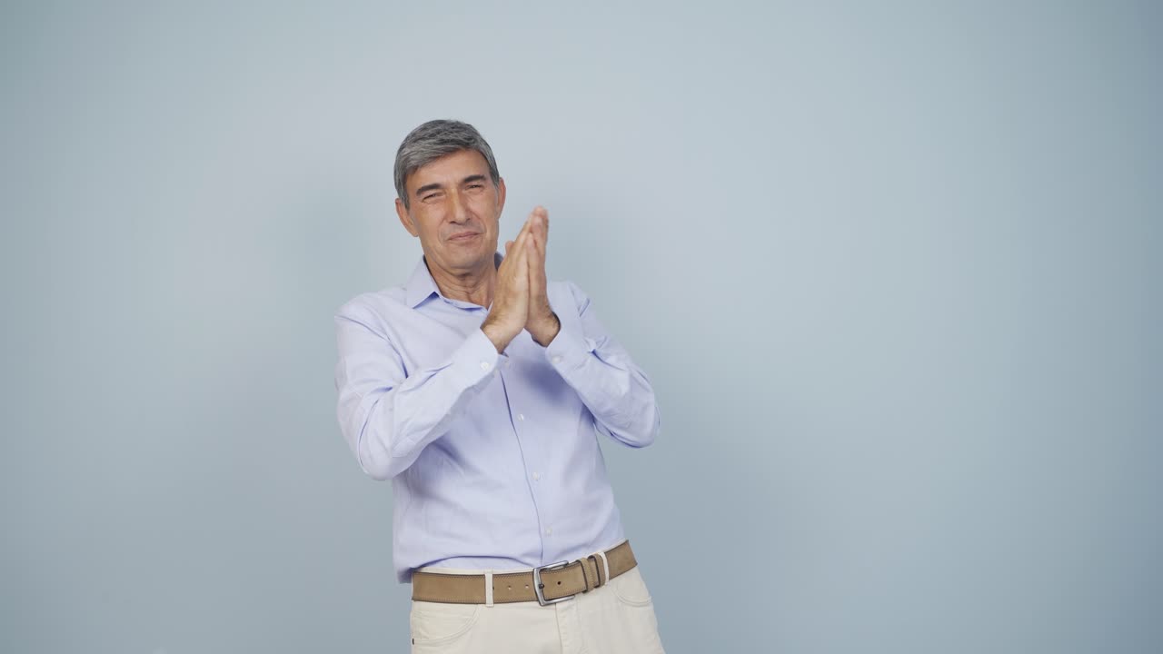 el viejo está emocionado.