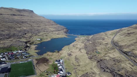 Vista-Aérea-De-Un-Campo-De-Fútbol-Cerca-Del-Mar,-En-Islas-Feroe