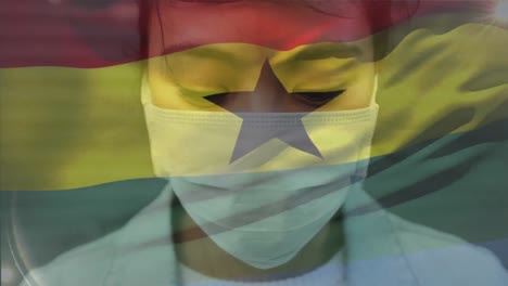 Animación-De-Ondear-La-Bandera-De-Ghana-Contra-El-Retrato-De-Una-Mujer-Asiática-Con-Mascarilla-En-La-Calle