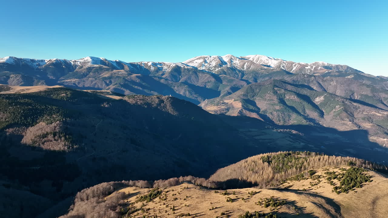 un vistazo elevado de los pirineos cubiertos de nieve cerca de amélie-les-bains.