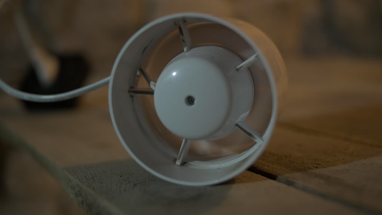 Ventilador de ventilação branco ligando e desligando.