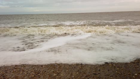 Dickes,-Schäumendes,-Verschmutztes,-Schmutziges-Wasser-Der-Nordsee-Von-Norfolk,-Great-Yarmouth