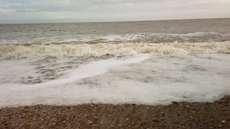 aguas sucias contaminadas espumosas gruesas de norfolk great yarmouth mar del norte