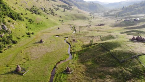 río que fluye a través de una gran depresión cárstica donde la gente vive tradicionalmente como hace mucho tiempo