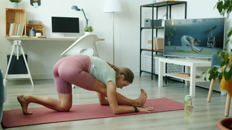 mujer haciendo yoga en casa