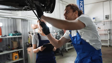 compañeros de trabajo en el taller