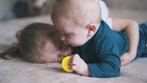 una chica encantadora se acuesta con un hermano divertido en una cama cómoda