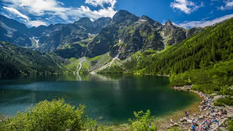 Polen-Berge-Morskie-Oko-Auge-Des-Meeres-Ein-See-Umgeben-Von-Bergen-Top-Peak-Aussichten-Klarer,-Sauberer-See-Zeitraffer-Weiße-Wolken-Schatten-Schweben-In-Der-Nähe-Der-Stadt-Zakopane-Im-Tatra-Gebirge-Vorbei