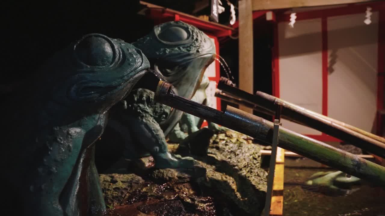 타미 사원의 즈야 손 정화 파빌리온에 있는 개구리 동상